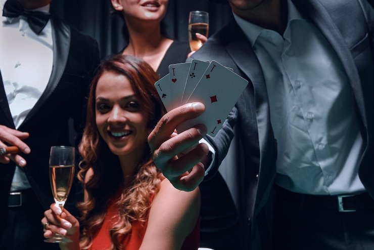 Meja VIP Roulette aktif dengan chip, roda, dan bidang taruhan terlihat jelas di layar mobile